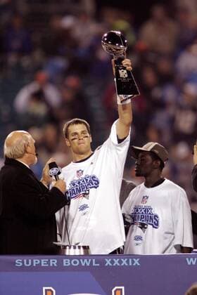Quarterback Tom Brady (New England Patriots) präsentiert stolz die Vince Lombardi Trophy - (Icon910015) American Football Herren NFL 2004 2005, Super Bowl XXXIX, Superbowl, Finale, Endspiel, New England Patriots Gruppe Jacksonville Freude, EDITORIAL USE ONLY