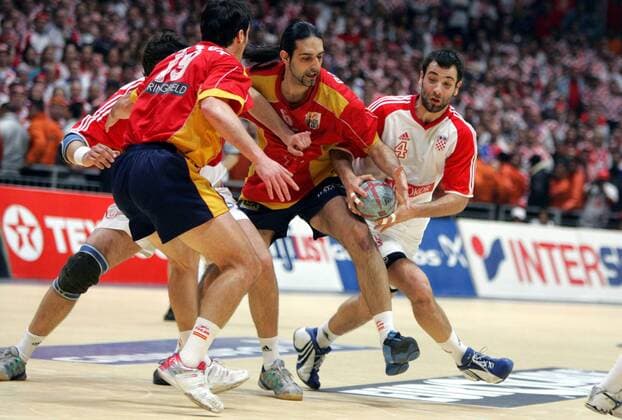 Ivano Balic (Kroatien, re.) gegen Ruban Garabaya (Mitte) und Mariano Ortega (beide Spanien) Handball WM Herren Weltmeisterschaft 2005, Länderspiel, Nationalmannschaft, Nationalteam, Finale, Endspiel Gruppe pan8207 Rades Dynamik,  