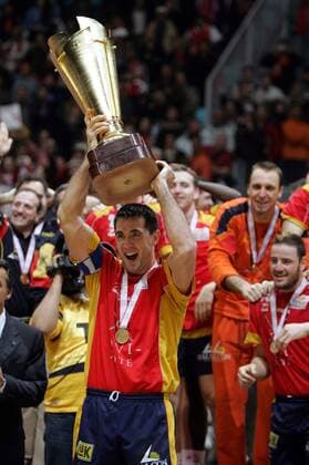 Spanien ist Weltmeister - Kapitän Mateo Garralda (Spanien) streckt freudig den Pokal in die Luft Handball WM Herren Weltmeisterschaft 2005, Länderspiel, Nationalmannschaft, Nationalteam, Finale, Endspiel Einzelbild pan8207 Rades Freude,  