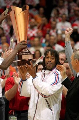 Jackson Richardson (Frankreich) nimmt den Pokal für den 3. Platz entgegen Handball WM Herren Weltmeisterschaft 2005, Länderspiel, Nationalmannschaft, Nationalteam, Nationaltrikot Einzelbild Pan8206 Rades Freude,  