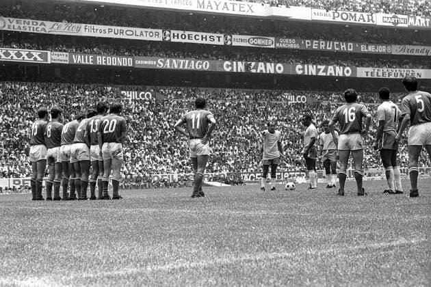 Gerson schlägt Pele eine Freistoßvariante vor, dahinter Roberto Rivelino (alle Brasilien), die italienische Mauer hat sich bereits formiert Fußball WM Herren Weltmeisterschaft 1970, Nationalmannschaft, Nationalteam, Nationaltrikot, Brasilien - Italien 4:1 Totale Aztekenstadion, Azteken Stadion, Estadio Azteca Mexico City