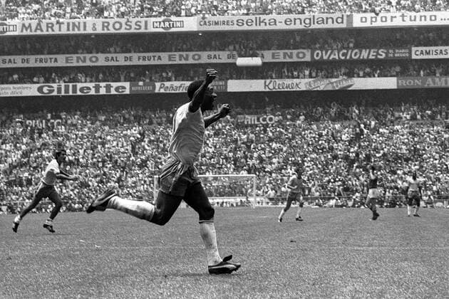 Pele (Brasilien) - Torjubel Fußball WM Herren Weltmeisterschaft 1970, Nationalmannschaft, Nationalteam, Nationaltrikot, Brasilien Totale Aztekenstadion, Azteken Stadion, Estadio Azteca Mexico City, Emotionen Dynamik, Begeisterung, Freude,