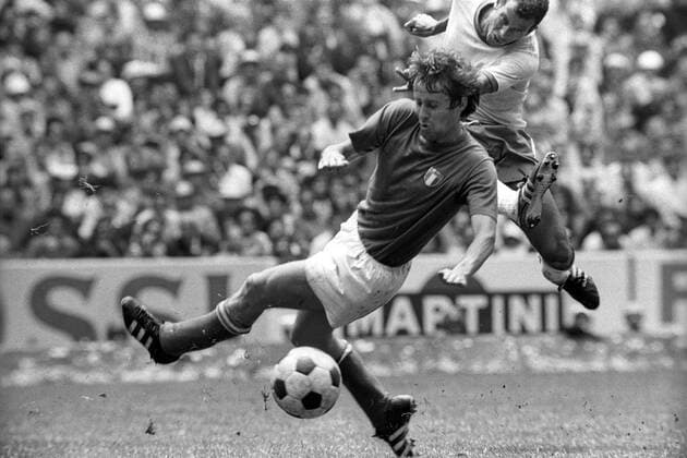 Roberto Rosato (Italien, li.) wirft sich in den Schuß von Carlos Alberto (Brasilien) Fußball WM Herren Weltmeisterschaft 1970, Nationalmannschaft, Nationalteam, Nationaltrikot, Brasilien - Italien 4:1 Gruppe Mexico City Dynamik, Kampf,