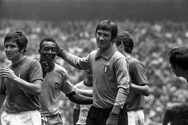 Weltmeister Pele (Brasilien) wird von Torwart Enrico Albertosi getätschelt, li. daneben Giancarlo de Sisti (beide Italien) Fußball WM Herren Weltmeisterschaft 1970, Nationalmannschaft, Nationalteam, Nationaltrikot, Brasilien - Italien 4:1 Gruppe Mexico City Harmonie, Freude