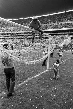 Das Tornetz wird von den mexikanischen Platzwarten abgenommen Fußball WM Herren Weltmeisterschaft 1970, Nationalmannschaft, Nationalteam Gruppe Mexico City