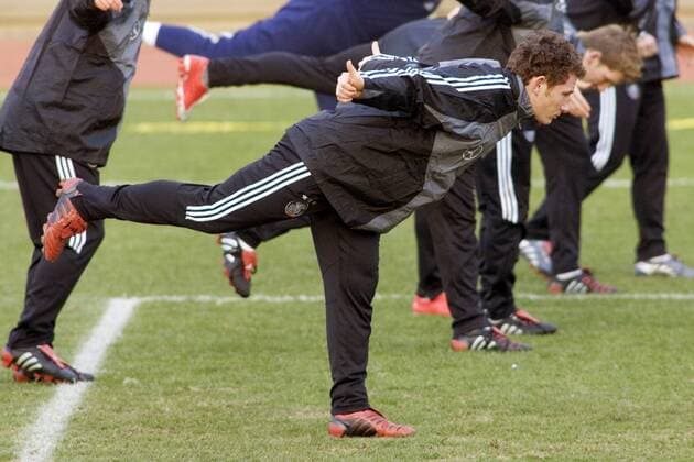 Paul Freier (Deutschland) dehnt sich während des Trainings Fußball Herren Nationalmannschaft 2005, Nationalteam, Vorbereitung, Training, Einzelbild Düsseldorf