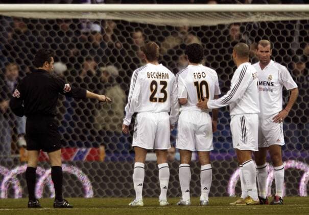 Schiedsrichter Julian Rodriguez Santiago (li.) überwacht das Stellen der Mauer mit v.re.: Zinedine Zidane, Ronaldo, Luis Figo und David Beckham (alle Real Madrid) Fußball Herren Primera Division 2004 2005, 1. Spanische Liga, Real Madrid Gruppe Madrid