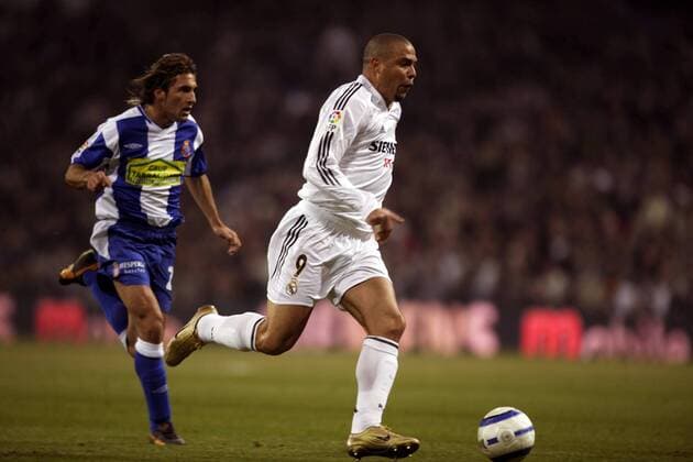 Ronaldo (Real Madrid, re.) lässt Jose Emilio Amavisca Garate (Espanol Barcelona) stehen Fußball Herren Primera Division 2004 2005, 1. Spanische Liga, Real Madrid CF - Espanyol Barcelona 4:0 Gruppe Madrid Dynamik,
