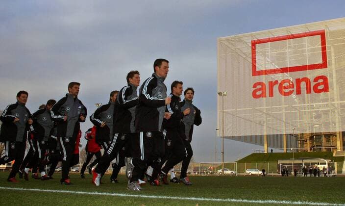 Die deutsche Nationalmannschaft dreht während des Lauftrainings ihre Runden an der Düsseldorfer Arena Fußball Herren Nationalmannschaft 2005, Nationalteam, Vorbereitung, Training, Totale Düsseldorf Dynamik,