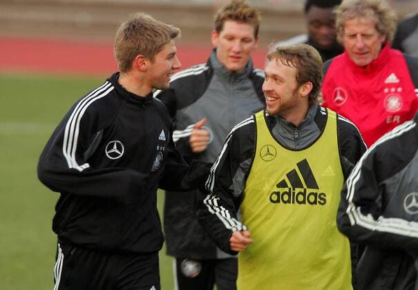 Andreas Hinkel (re.) amüsiert sich mit Thomas Hitzlsperger (beide Deutschland) während des Lauftrainings Fußball Herren Nationalmannschaft 2005, Nationalteam, Vorbereitung, Training, Gruppe Düsseldorf Dynamik, Freude,