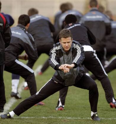 Teammanager Oliver Bierhoff (Deutschland) macht bei der Erwärmung mit Fußball Herren Nationalmannschaft 2005, Nationalteam, Training, Vorbereitung Einzelbild Düsseldorf