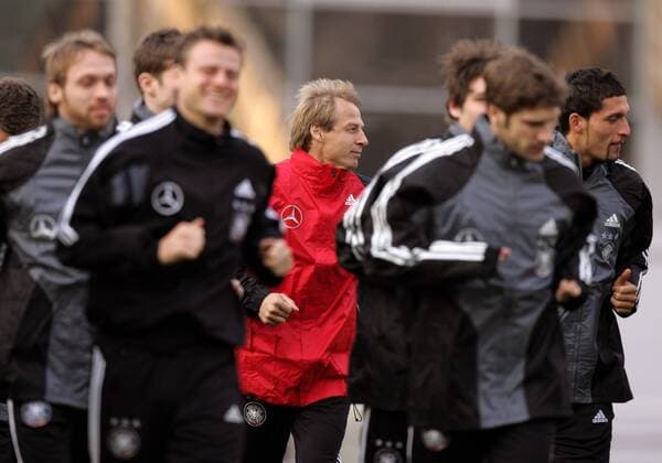 Bundestrainer Jürgen Klinsmann (Deutschland, Mitte) läuft sich mit der Mannschaft warm Fußball Herren Nationalmannschaft 2005, Nationalteam, Training, Vorbereitung Gruppe Düsseldorf