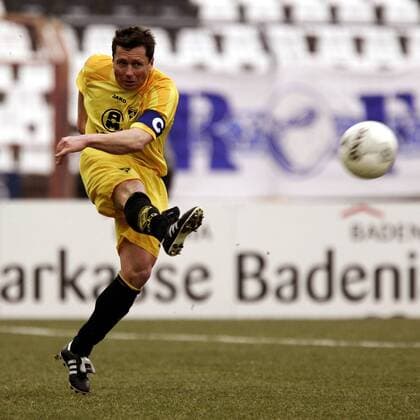 Willi Landgraf (Aachen) zieht ab Fußball 2. BL Herren Saison 2004 2005, Alemannia Aachen Einzelbild Karlsruhe Dynamik,