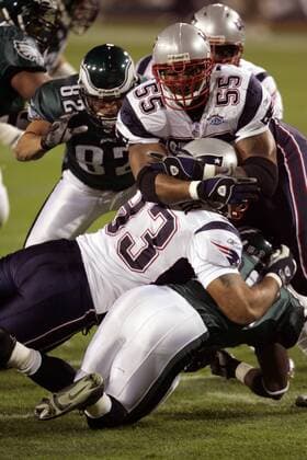 Defensive End Richard Seymour (93) und Linebacker Willie McGinest (55, beide New England) stoppen gemeinsam Running Back Brian Westbrook (Philadelphia) - !! (Icon910002) American Football Herren NFL 2004 2005, Super Bowl XXXIX, Superbowl, Finale, Endspiel Gruppe Jacksonville Dynamik, Kampf, EDITORIAL USE ONLY
