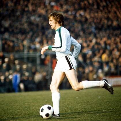 Henning Jensen (Gladbach) am Ball Fußball 1. BL Herren Saison 1975 1976, Borussia Mönchengladbach, Mfdia Einzelbild Bochum Dynamik,