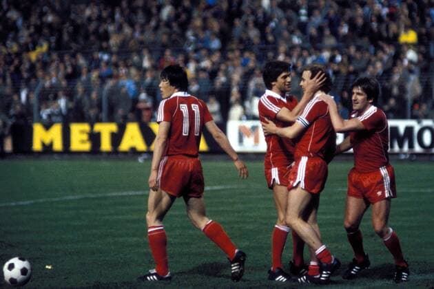 Torjubel Frankfurt v.li.: Bum Kun Cha, Werner Lorant, Bernd Hölzenbein und Bernd Nickel Fußball EC 3 Herren UEFA Cup 1979 1980, Pokal, Finale, Eintracht Frankfurt, Vdia Gruppe Mönchengladbach Freude,
