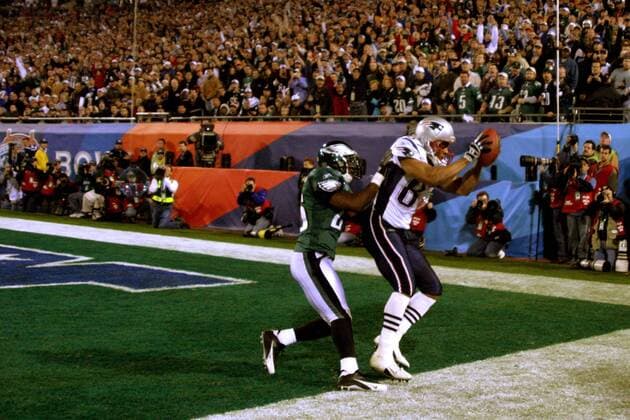 Wide Receiver David Givens (re., New England Patriots) fängt die Pille zum Touchdown, Cornerback Lito Sheppard (Philadelphia Eagles) kommt zu spät - (Icon5923109) American Football Herren NFL 2004 2005, SuperBowl, Super Bowl, Endspiel, New England Patriots - Philadelphia Eagles 24:21 Gruppe Jacksonville Dynamik, EDITORIAL USE ONLY