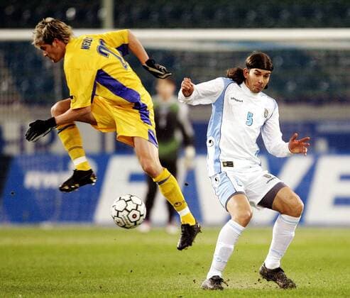 Holger Wehlage (li., Duisburg) spitzelt Pablo Garcia (Uruguay) den Ball weg Fußball Herren Freundschaftsspiel 2005, Test, Testspiel, Nationalmannschaft, Nationalteam, Nationaltrikot, Gruppe Duisburg Dynamik, Höhe,