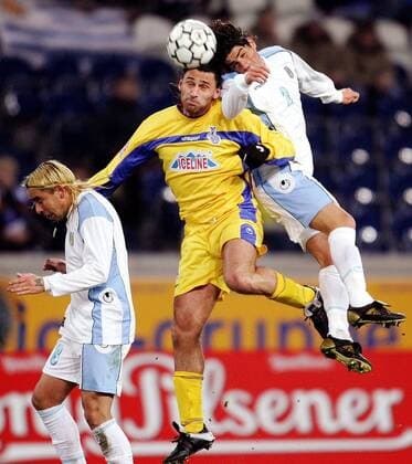 Josef Ivanovic (Mitte, Duisburg) gegen Diego Lopez (re.) und Marcelo Sosa (beide Uruguay) Fußball Herren Freundschaftsspiel 2005, Test, Testspiel, Nationalmannschaft, Nationalteam, Nationaltrikot, Gruppe Duisburg Dynamik, Höhe,