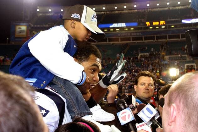 Defensive Lineman Richard Seymour (New England Patriots) feiert den Superbowlsieg mit seinem Sohn auf den Schultern - (Icon5923104) American Football Herren NFL 2004 2005, SuperBowl, Super Bowl, Endspiel, Finale Gruppe Jacksonville EDITORIAL USE ONLY