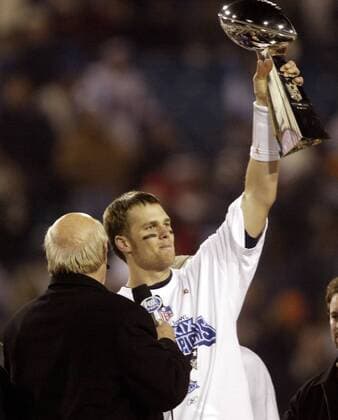 Quarterback Tom Brady (New England Patriots) präsentiert stolz die Vince Lombardi Trophäe während er mit Fox Reporter Terry Bradshaw spricht - (Icon5923115) American Football Herren NFL 2004 2005, SuperBowl, Super Bowl, Endspiel, Finale Gruppe Jacksonville Freude, EDITORIAL USE ONLY