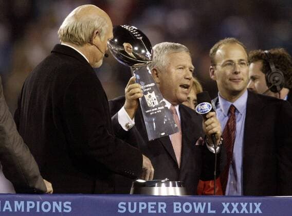 Besitzer Robert Kraft (New England Patriots) präsentiert stolz die Vince Lombardi Trophäe, daneben Fox Reporter Terry Bradshaw (li.) - (Icon5923119) American Football Herren NFL 2004 2005, SuperBowl, Super Bowl, Endspiel, Finale, Teameigentümer Gruppe Teambesitzer, Teameigner, Teamowner Jacksonville EDITORIAL USE ONLY