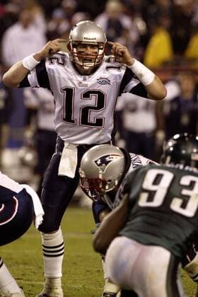 Quarterback Tom Brady (New England Patriots) gibt Anweisungen - !! (Icon5923125) American Football Herren NFL 2004 2005, Super Bowl XXXIX, Superbowl, Finale, Endspiel, New England Patriots Gruppe Jacksonville EDITORIAL USE ONLY