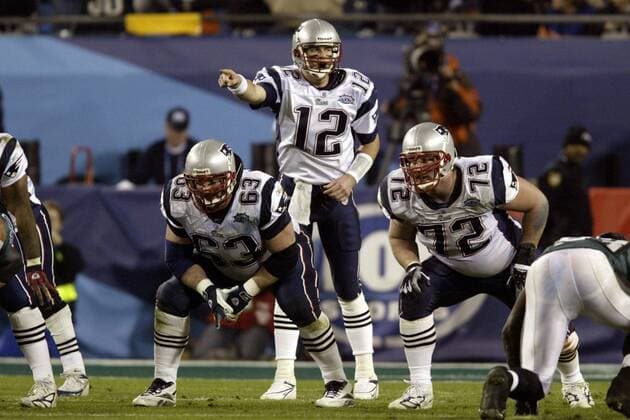 Quarterback Tom Brady (12) gibt letzte Anweisungen, beschützt wird er von Guard Joe Andruzzi (63) und Left Tackle Matt Light (alle New England Patriots) - (Icon5923131) American Football Herren NFL 2004 2005, SuperBowl, Super Bowl, Endspiel, Finale, Gruppe Jacksonville EDITORIAL USE ONLY