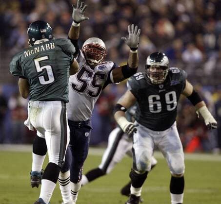 Linebacker Willie McGinest (New England Patriots, Mitte) versucht den Pass von Quarterback Donovan McNabb (Philadelphia Eagles, li.) abzublocken - !! (Icon5923126) American Football Herren NFL 2004 2005, Super Bowl XXXIX, Superbowl, New England Patriots - Philadelphia Eagles 24:21 Gruppe Endspiel, Finale Jacksonville Dynamik, EDITORIAL USE ONLY