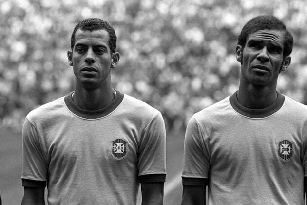 Carlos Alberto (li.) und Brito (beide Brasilien) während der Nationalhymne Fußball WM Herren Weltmeisterschaft 1970, Nationalmannschaft, Nationalteam, Nationaltrikot, Länderspiel, Finale Gruppe Mexico City