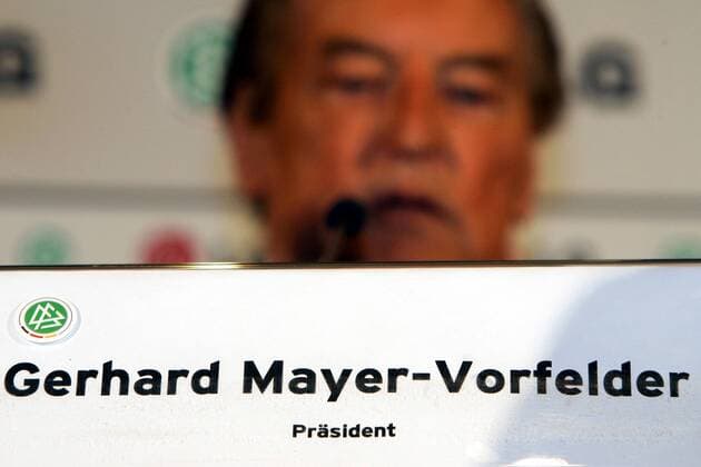 Namensschild mit dem Schriftzug Gerhard Mayer-Vorfelder, Präsident Fußball Herren Nationalmannschaft 2005, Nationalteam, Pressekonferenz, PK, Pressetermin, Einzelbild Düsseldorf