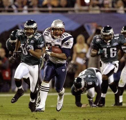 Wide Receiver Troy Brown (New England Patriots) macht sich mit der Pille auf den Weg - !! (Icon5923133) American Football Herren NFL 2004 2005, Super Bowl XXXIX, Superbowl, New England Patriots - Philadelphia Eagles 24:21 Gruppe Endspiel, Finale Jacksonville Dynamik, EDITORIAL USE ONLY