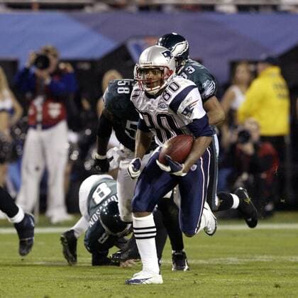 Wide Receiver Troy Brown (New England Patriots) macht sich mit der Pille auf den Weg - !! (Icon5923135) American Football Herren NFL 2004 2005, Super Bowl XXXIX, Superbowl, New England Patriots - Philadelphia Eagles 24:21 Einzelbild Endspiel, Finale Jacksonville Dynamik, EDITORIAL USE ONLY