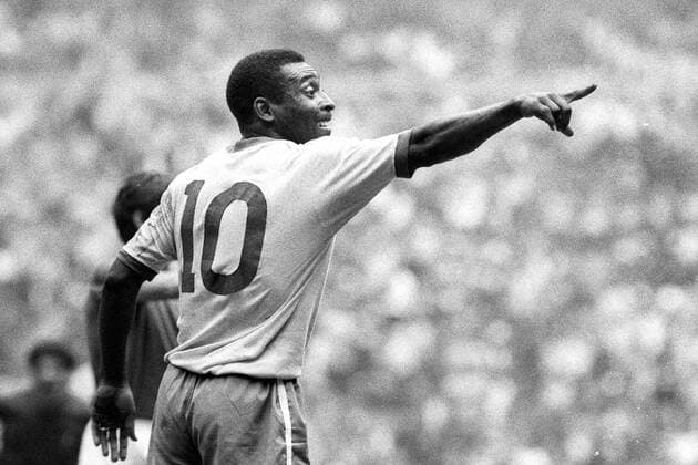 Pele (Brasilien) zeigt die Richtung an Fußball WM Herren Weltmeisterschaft 1970, Nationalmannschaft, Nationalteam, Nationaltrikot, Länderspiel, Finale, Einzelbild Mexico City