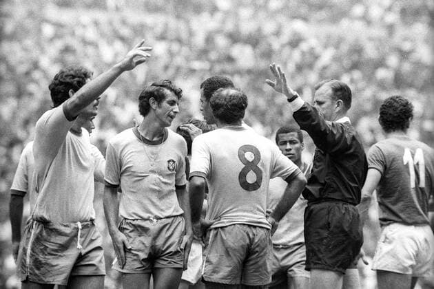 Schiedsrichter Rudi Glöckner (DDR) umringt von Spielern, v.li.: Roberto Rivelino, Piazza und Gerson (alle Brasilien) Fußball WM Herren Weltmeisterschaft 1970, Nationalmannschaft, Nationalteam, Nationaltrikot, Länderspiel, Finale, Gruppe Mexico-City, Rudolf