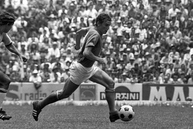 Luigi Riva (Italien) am Ball Fußball WM Herren Weltmeisterschaft 1970, Nationalmannschaft, Nationalteam, Nationaltrikot, Länderspiel, Finale, Einzelbild Mexico City Dynamik,