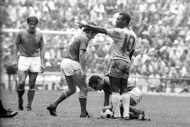 Luigi Riva kniet am Boden, Giancarlo de Sisti (beide Italien, li.) kommt hinzu, Pele (Brasilien) zeigt die Richtung an Fußball WM Herren Weltmeisterschaft 1970, Nationalmannschaft, Nationalteam, Nationaltrikot, Länderspiel, Finale, Gruppe Mexico City