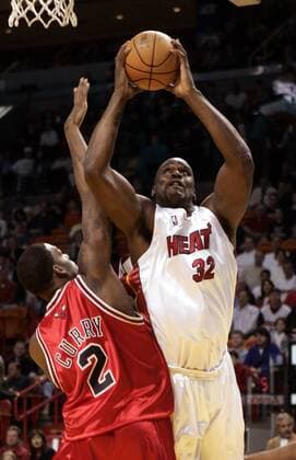Shaquille O Neal (Miami Heat, re.) gegen Eddy Curry (Chicago Bulls) - !! (Icon53410209) Basketball Herren NBA 2004 2005, Miami Heat - Chicago Bulls 108:97 Gruppe Miami Dynamik, EDITORIAL USE ONLY