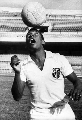 Pele (FC Santos) beweist auch mit seinem Kopf Ballgefühl Fußball Herren Saison 1967, 1. Brasilianische Liga, Training Einzelbild Aufnahmedatum geschätzt Santos Brasilien