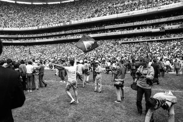 Brasilianische Fans haben nach dem WM-Sieg den Innenraum gestürmt Fußball WM Herren Weltmeisterschaft 1970, Nationalmannschaft, Nationalteam, Nationaltrikot, Länderspiel, Finale, Totale Aztekenstadion, Azteken Stadion, Estadio Azteca Mexico City, Sieg, Sieger, Weltmeister Begeisterung, Freude,