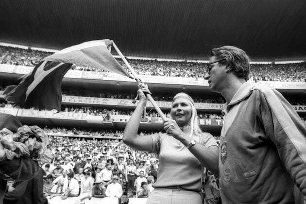 Ein weiblicher brasilianischer Fan schwenkt die Nationalflagge Fußball WM Herren Weltmeisterschaft 1970, Nationalmannschaft, Nationalteam, Nationaltrikot, Länderspiel, Finale, Gruppe Mexico City