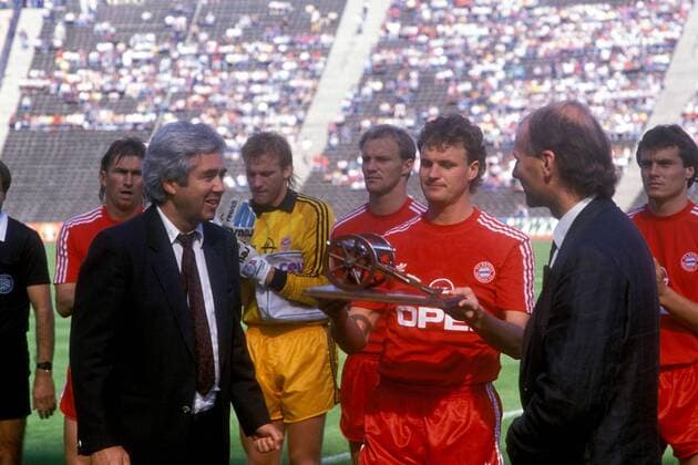 Roland Wohlfarth (Mitte) bekommt von Präsident Fritz Scherer (li., beide FC Bayern München) und Kicker Redakteur Karl Heinz Wild die Torjägerkanone für die Saison 1990 1991 überreicht Fußball 1. BL Herren DFB Pokal 1991 1992, FC Bayern München, Pokalspiel, Ehrung, Trophäe, Pokal, Gruppe Fußballzeitschrift, Zeitschrift, Printmedien, München