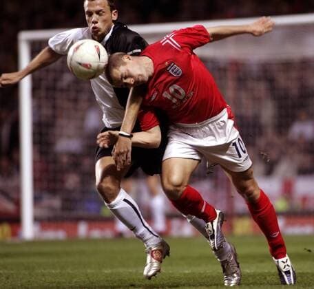 Michael Owen (England, re.) gegen Johnny Heitinga (Niederlande) -  Fußball Länderspiel Herren Freundschaftsspiel 2005, Länderspiel, Test, Testspiel, Nationalmannschaft, Nationalteam, Vdig Gruppe Birmingham Dynamik,