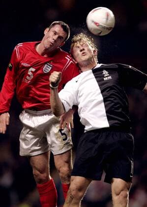 Jamie Carragher (England, li.) gegen Dirk Kuyt (Niederlande) -  Fußball Länderspiel Herren Freundschaftsspiel 2005, Länderspiel, Test, Testspiel, Nationalmannschaft, Nationalteam, Vdig Gruppe Birmingham Dynamik,