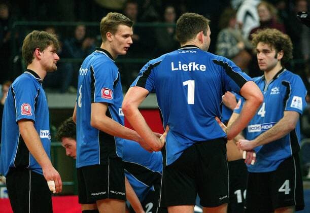 Ratlose Gesichter bei den Volleyballern vom SCC Berlin, v. li.: Christoph Eichbaum, Robert Kromm, Marko Liefke und Aleksandar Spirovski Volleyball EC 1 Herren Champions League 2004 2005, SC Charlottenburg Berlin Gruppe Berlin