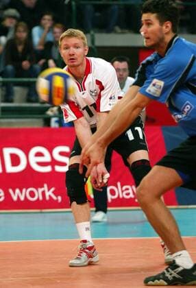Nisse Huttunen (li.) sieht Sebastian Prüsener (beide SCC Berlin) bei der Ballannahme zu Volleyball EC 1 Herren Champions League 2004 2005, SC Charlottenburg Berlin Gruppe Berlin Dynamik,
