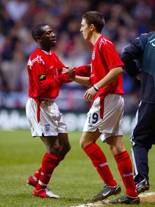 Stewart Downing (re.) wird für Shaun Wright Phillips (beide England) eingewechselt -  Fußball Länderspiel Herren Freundschaftsspiel 2005, Länderspiel, Test, Testspiel, Nationalmannschaft, Nationalteam, Vdig Gruppe Birmingham