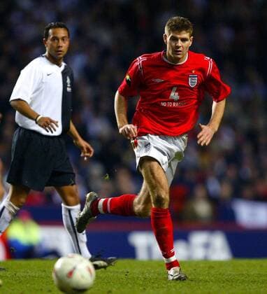Steven Gerrard (England, re.) am Ball -  Fußball Länderspiel Herren Freundschaftsspiel 2005, Länderspiel, Test, Testspiel, Nationalmannschaft, Nationalteam, Vdig Gruppe Birmingham