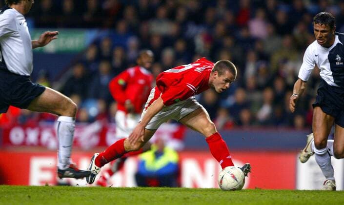 Michael Owen (England, Mitte) stolpert durch die gegnerischen Abwehrreihen -  Fußball Länderspiel Herren Freundschaftsspiel 2005, Länderspiel, Test, Testspiel, Nationalmannschaft, Nationalteam, Vdig Gruppe Birmingham Dynamik,