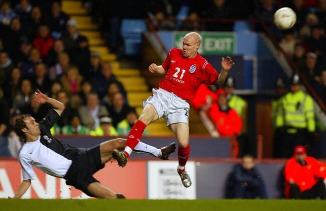 Andrew Johnson (England, re.) setzt sich durch -  - Fußball Länderspiel Herren Freundschaftsspiel 2005, Länderspiel, Test, Testspiel, Nationalmannschaft, Nationalteam, Vdig Gruppe Birmingham Dynamik,
